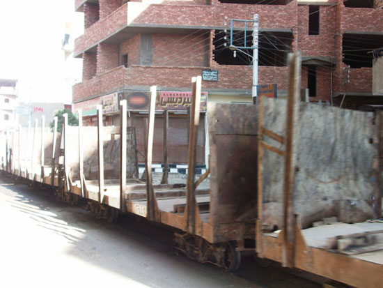 قطار الدكوفيل يمر وسط مدينة كوم أمبو  -اليوم السابع -5 -2015